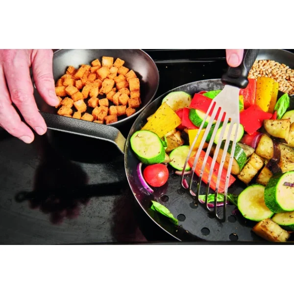 Poêle à Légumes Perforée Tôle Bleue Ø 28 Cm Outdoor De Buyer 3